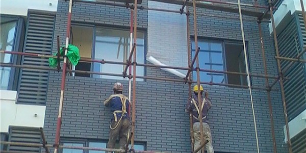 外墻保溫裂縫、脫落，外墻涂料開裂脫落，窗口進(jìn)水滲漏水維修方案