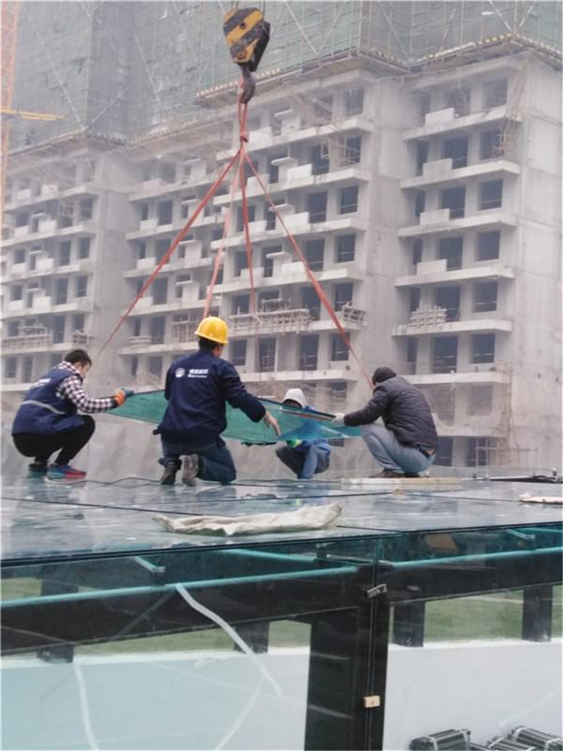 孔雀城車庫入口雨棚安裝